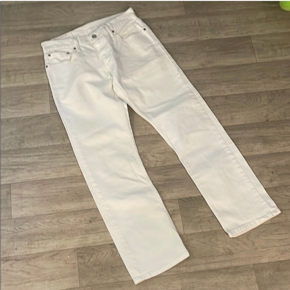Women’s White Levi’s  jeans size 30x30. In great condition!